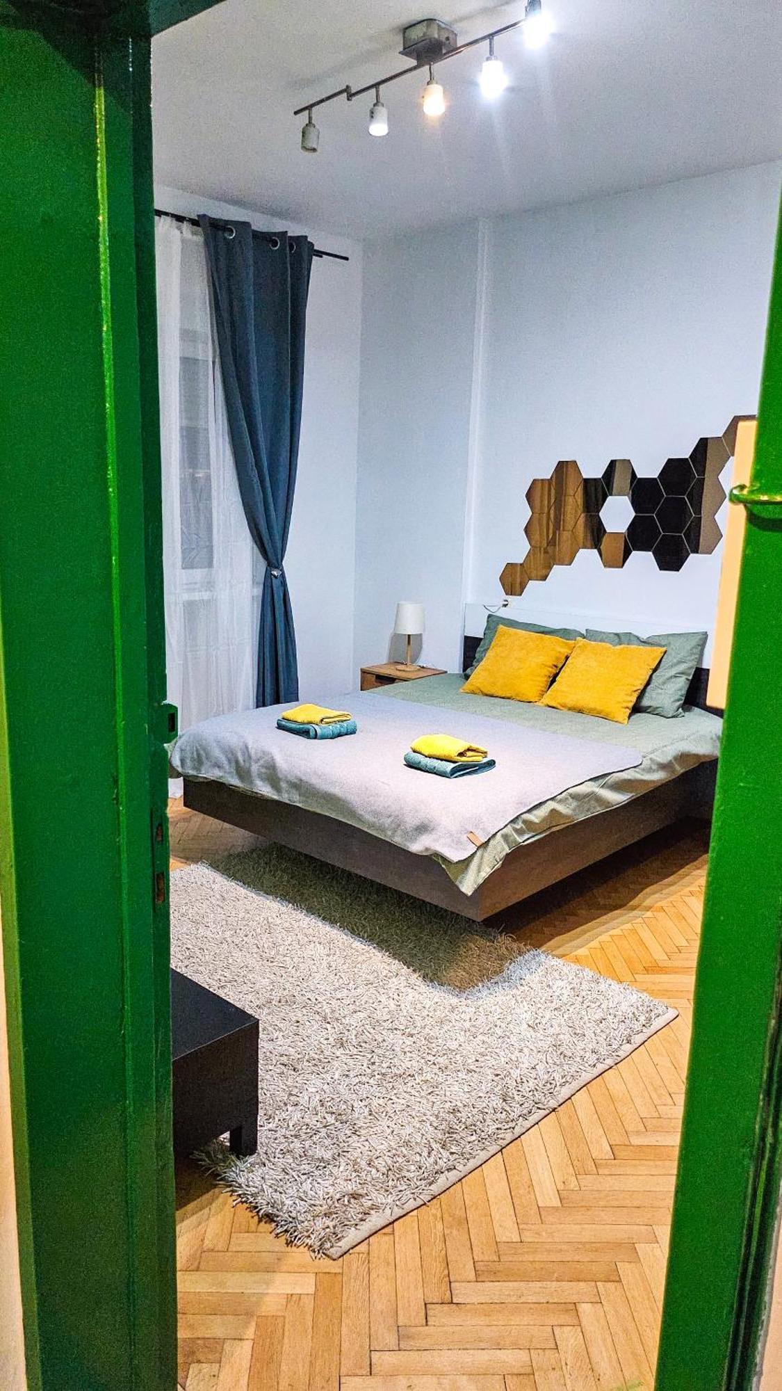 Downtown Tiny Houses Near Cismigiu Gardens Bucharest Exterior photo